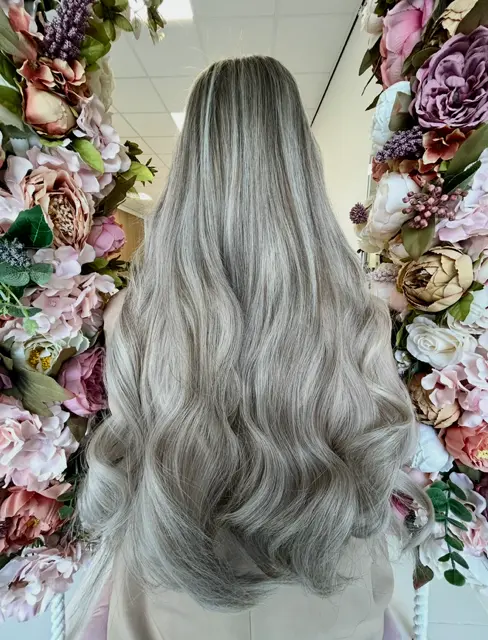 After klant waarbij Extenza Hair extensions heeft geïnstalleerd doormiddel van de invisible weft methode of de LA weave methode.