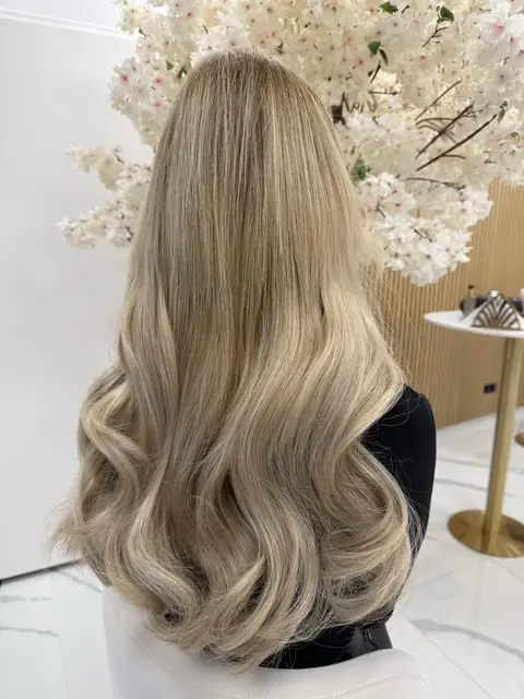 After klant waarbij Extenza Hair extensions heeft geïnstalleerd doormiddel van de invisible weft methode of de LA weave methode.