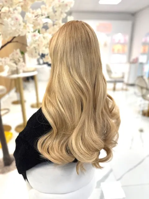 After klant waarbij Extenza Hair extensions heeft geïnstalleerd doormiddel van de invisible weft methode of de LA weave methode.