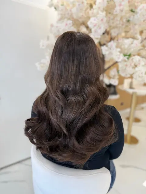 After klant waarbij Extenza Hair extensions heeft geïnstalleerd doormiddel van de invisible weft methode of de LA weave methode.