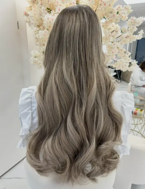 After klant waarbij Extenza Hair extensions heeft geïnstalleerd doormiddel van de invisible weft methode of de LA weave methode.