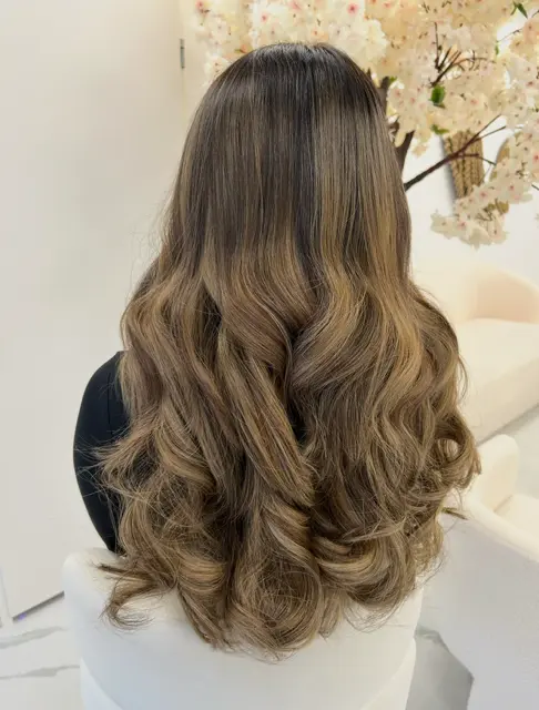 After klant waarbij Extenza Hair extensions heeft geïnstalleerd doormiddel van de invisible weft methode of de LA weave methode.